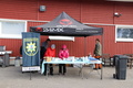 Avointen ovien päivä Sakatti 26082023. Seniorit grillasivat makkaroita liki 250 kpl, kahvit, tee, mehua ja leivonnaisia.
Kuva MaMiLe