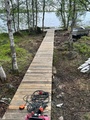 Seniorit talkoilee Malalammella 3.6.2024, rantapolulla ja laiturilla. Kuvat Matti ja Markku Lehtinen