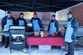PÄIVÄ PALOASEMALLA, Seniorit grillaustalkoissa. Veikko Tuovinen, Erkki Niemellä, Markku Lehtinen, Päiviö Jaakola, Matti Lehtinen ja Reijo Vuojärvi.