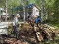 Seniorit talkoilee Malalammella 3.6.2024, rantapolulla ja laiturilla. Kuvat Matti ja Markku Lehtinen